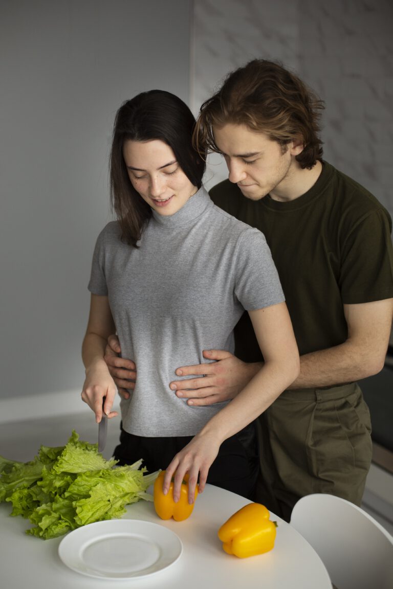 front-view-woman-cutting-vegetables-with-boyfriend-min